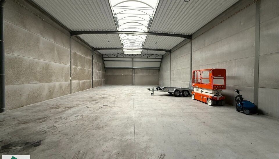 Deze KMO-unit geniet van een zeer goede ligging nabij de N43. Het magazijn heeft een oppervlakte van 312 m&sup2; en beschikt over 2 parkeerplaatsen voor de deur.
De unit is geschikt als opslagruimte en/of atelierruimte en biedt een praktische indeling voor di
