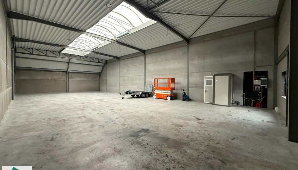 Deze KMO-unit geniet van een zeer goede ligging nabij de N43. Het magazijn heeft een oppervlakte van 312 m&sup2; en beschikt over 2 parkeerplaatsen voor de deur.
De unit is geschikt als opslagruimte en/of atelierruimte en biedt een praktische indeling voor di