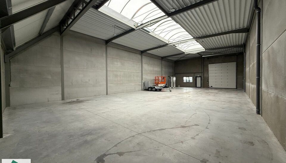 Deze KMO-unit geniet van een zeer goede ligging nabij de N43. Het magazijn heeft een oppervlakte van 312 m&sup2; en beschikt over 2 parkeerplaatsen voor de deur.
De unit is geschikt als opslagruimte en/of atelierruimte en biedt een praktische indeling voor di