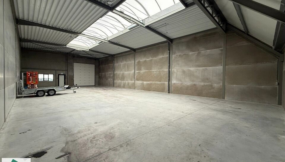 Deze KMO-unit geniet van een zeer goede ligging nabij de N43. Het magazijn heeft een oppervlakte van 312 m&sup2; en beschikt over 2 parkeerplaatsen voor de deur.
De unit is geschikt als opslagruimte en/of atelierruimte en biedt een praktische indeling voor di