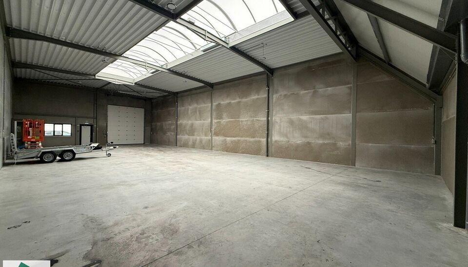 Deze KMO-unit geniet van een zeer goede ligging nabij de N43. Het magazijn heeft een oppervlakte van 312 m&sup2; en beschikt over 2 parkeerplaatsen voor de deur.
De unit is geschikt als opslagruimte en/of atelierruimte en biedt een praktische indeling voor di