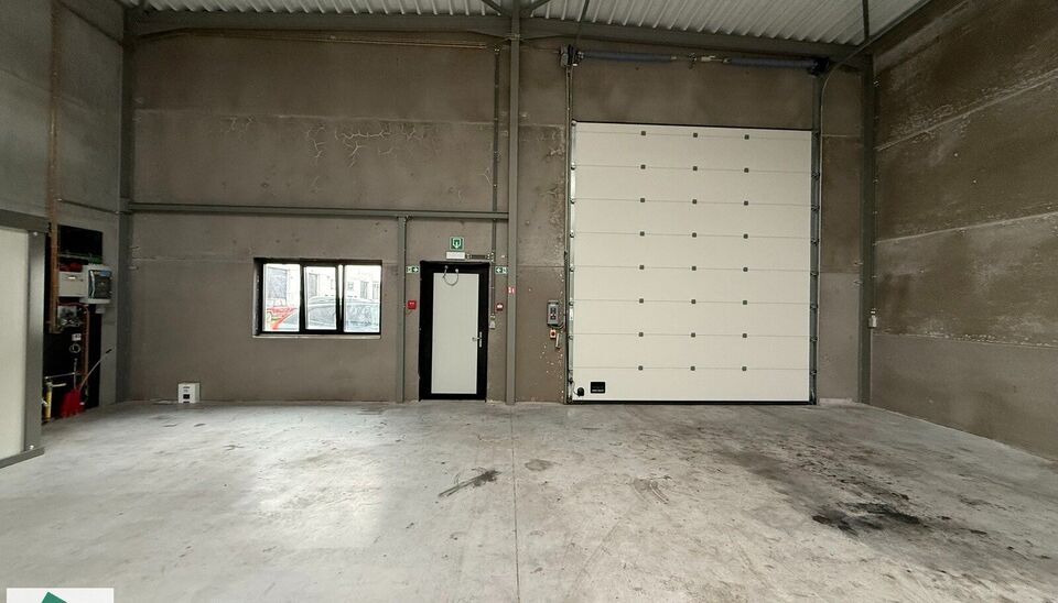 Deze KMO-unit geniet van een zeer goede ligging nabij de N43. Het magazijn heeft een oppervlakte van 312 m&sup2; en beschikt over 2 parkeerplaatsen voor de deur.
De unit is geschikt als opslagruimte en/of atelierruimte en biedt een praktische indeling voor di