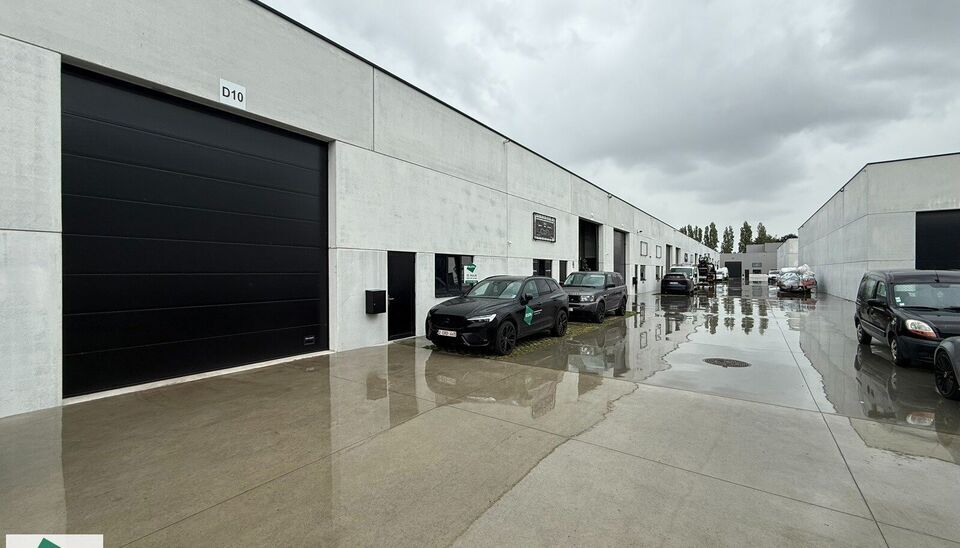 Deze KMO-unit geniet van een zeer goede ligging nabij de N43. Het magazijn heeft een oppervlakte van 312 m&sup2; en beschikt over 2 parkeerplaatsen voor de deur.
De unit is geschikt als opslagruimte en/of atelierruimte en biedt een praktische indeling voor di