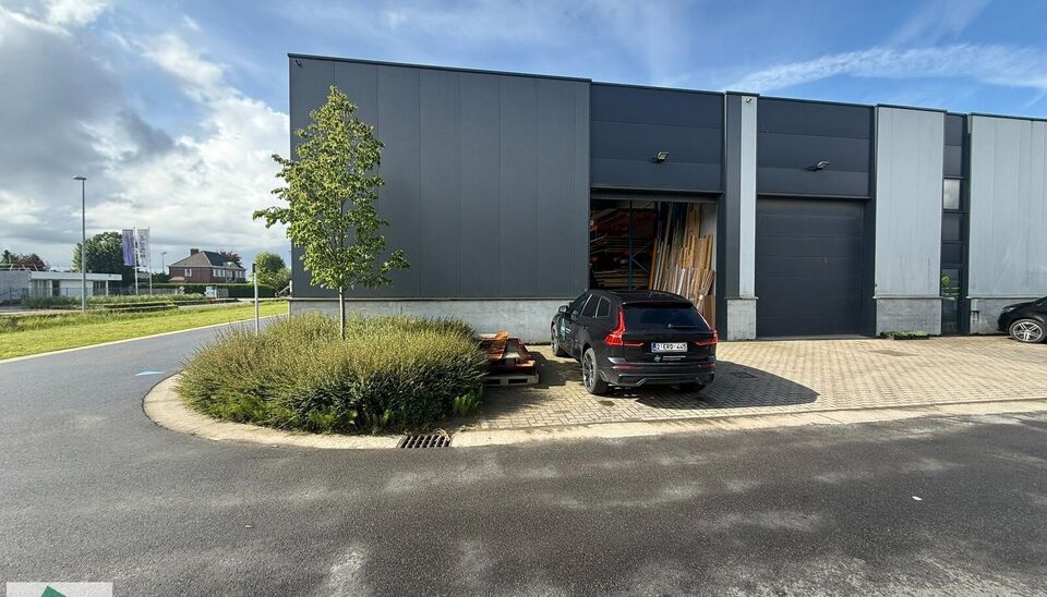 Bent u op zoek naar een kwalitatieve opslag- of bedrijfsruimte op een strategische locatie? Dan is deze KMO-unit van 189 m&sup2; in bedrijvenpark Wielexco te Wielsbeke een uitstekende opportuniteit.
Deze KMO-unit geniet van een vlotte bereikbaarheid dankzij d
