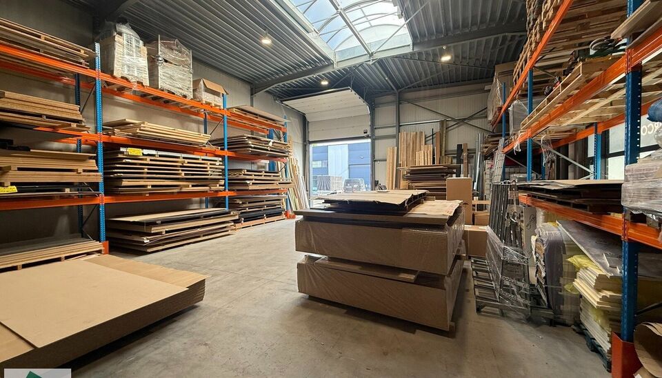 Bent u op zoek naar een kwalitatieve opslag- of bedrijfsruimte op een strategische locatie? Dan is deze KMO-unit van 189 m&sup2; in bedrijvenpark Wielexco te Wielsbeke een uitstekende opportuniteit.
Deze KMO-unit geniet van een vlotte bereikbaarheid dankzij d
