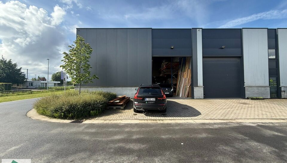 Bent u op zoek naar een kwalitatieve opslag- of bedrijfsruimte op een strategische locatie? Dan is deze KMO-unit van 189 m&sup2; in bedrijvenpark Wielexco te Wielsbeke een uitstekende opportuniteit.
Deze KMO-unit geniet van een vlotte bereikbaarheid dankzij d