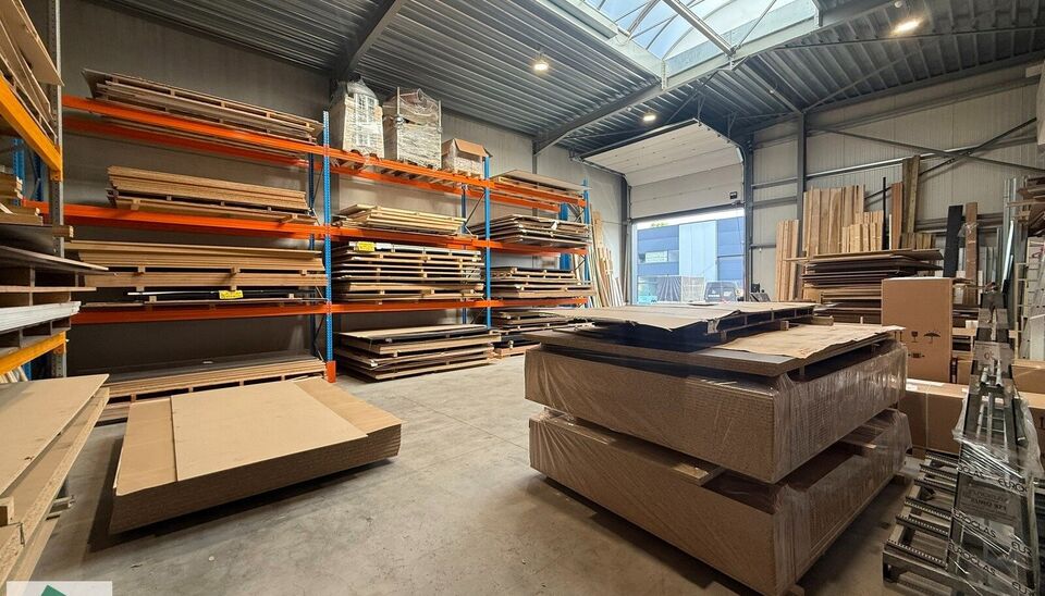 Bent u op zoek naar een kwalitatieve opslag- of bedrijfsruimte op een strategische locatie? Dan is deze KMO-unit van 189 m&sup2; in bedrijvenpark Wielexco te Wielsbeke een uitstekende opportuniteit.
Deze KMO-unit geniet van een vlotte bereikbaarheid dankzij d