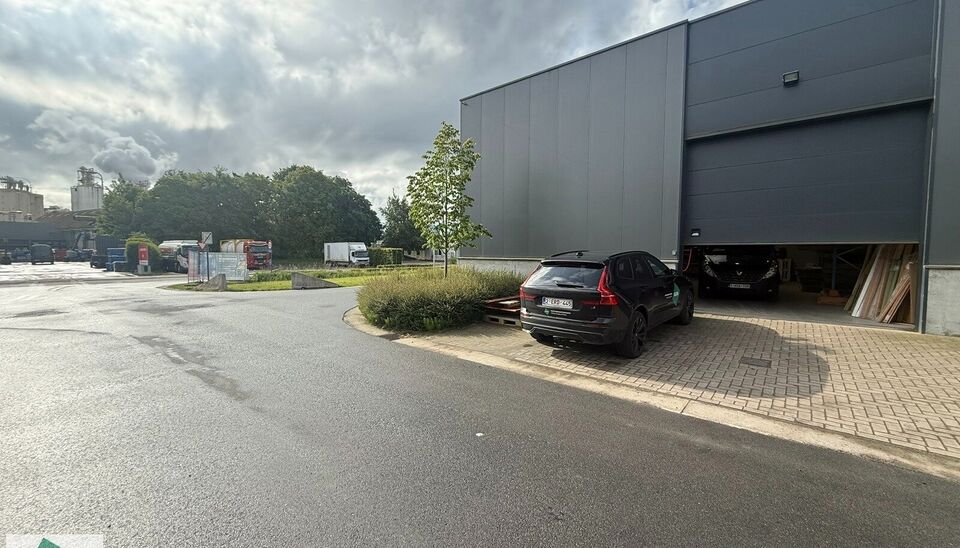 Bent u op zoek naar een kwalitatieve opslag- of bedrijfsruimte op een strategische locatie? Dan is deze KMO-unit van 189 m&sup2; in bedrijvenpark Wielexco te Wielsbeke een uitstekende opportuniteit.
Deze KMO-unit geniet van een vlotte bereikbaarheid dankzij d