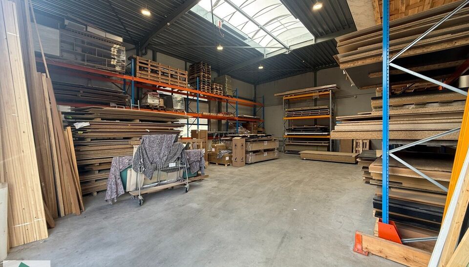 Bent u op zoek naar een kwalitatieve opslag- of bedrijfsruimte op een strategische locatie? Dan is deze KMO-unit van 189 m&sup2; in bedrijvenpark Wielexco te Wielsbeke een uitstekende opportuniteit.
Deze KMO-unit geniet van een vlotte bereikbaarheid dankzij d