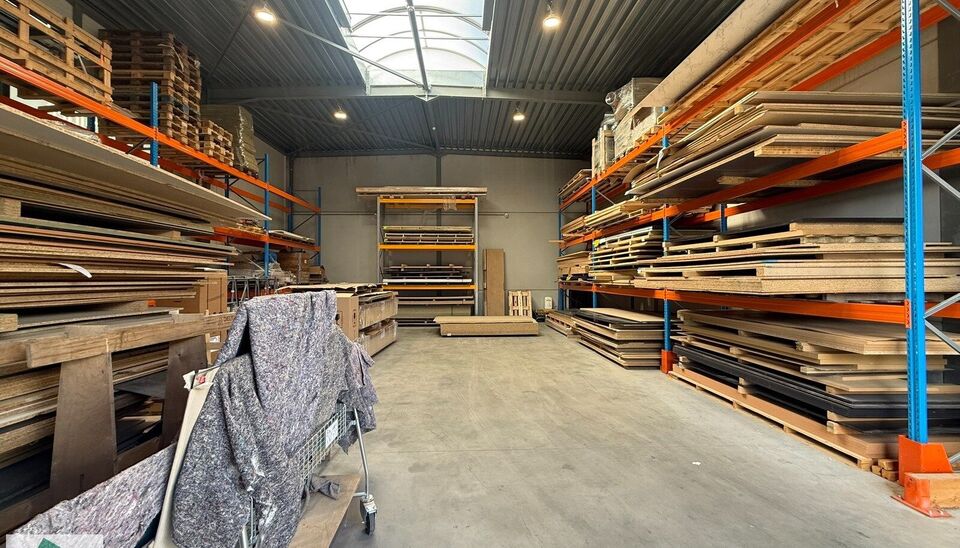 Bent u op zoek naar een kwalitatieve opslag- of bedrijfsruimte op een strategische locatie? Dan is deze KMO-unit van 189 m&sup2; in bedrijvenpark Wielexco te Wielsbeke een uitstekende opportuniteit.
Deze KMO-unit geniet van een vlotte bereikbaarheid dankzij d