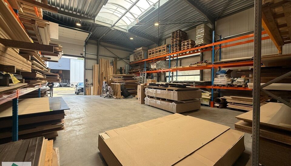 Bent u op zoek naar een kwalitatieve opslag- of bedrijfsruimte op een strategische locatie? Dan is deze KMO-unit van 189 m&sup2; in bedrijvenpark Wielexco te Wielsbeke een uitstekende opportuniteit.
Deze KMO-unit geniet van een vlotte bereikbaarheid dankzij d