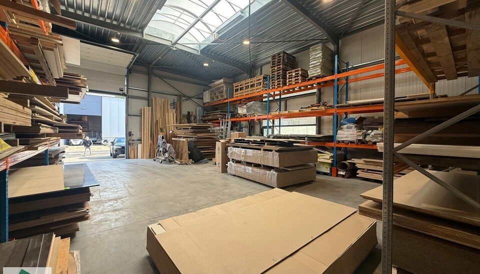 Bent u op zoek naar een kwalitatieve opslag- of bedrijfsruimte op een strategische locatie? Dan is deze KMO-unit van 189 m&sup2; in bedrijvenpark Wielexco te Wielsbeke een uitstekende opportuniteit.
Deze KMO-unit geniet van een vlotte bereikbaarheid dankzij d