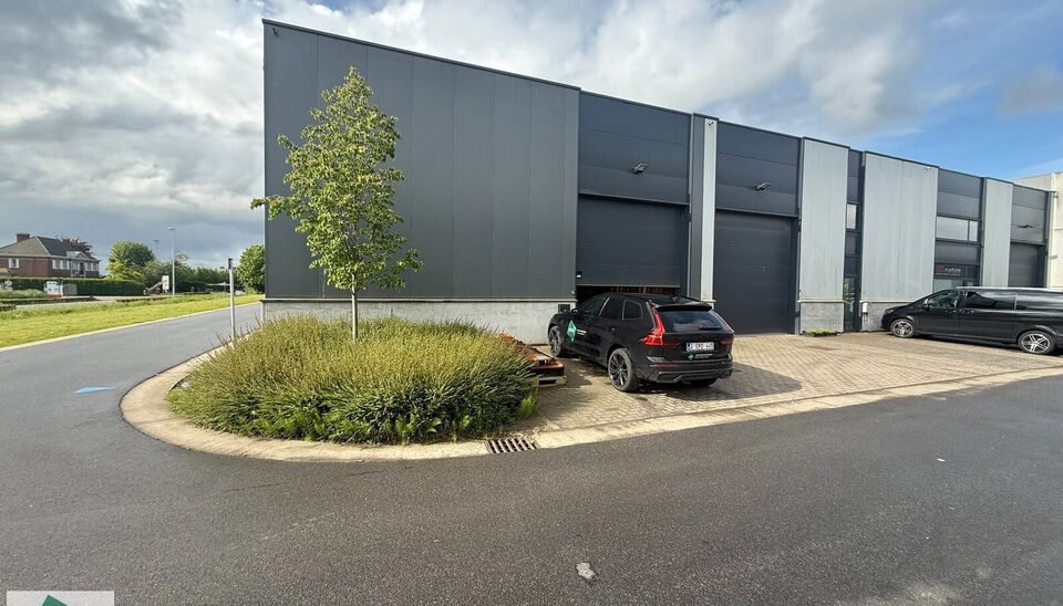 Bent u op zoek naar een kwalitatieve opslag- of bedrijfsruimte op een strategische locatie? Dan is deze KMO-unit van 189 m&sup2; in bedrijvenpark Wielexco te Wielsbeke een uitstekende opportuniteit.
Deze KMO-unit geniet van een vlotte bereikbaarheid dankzij d
