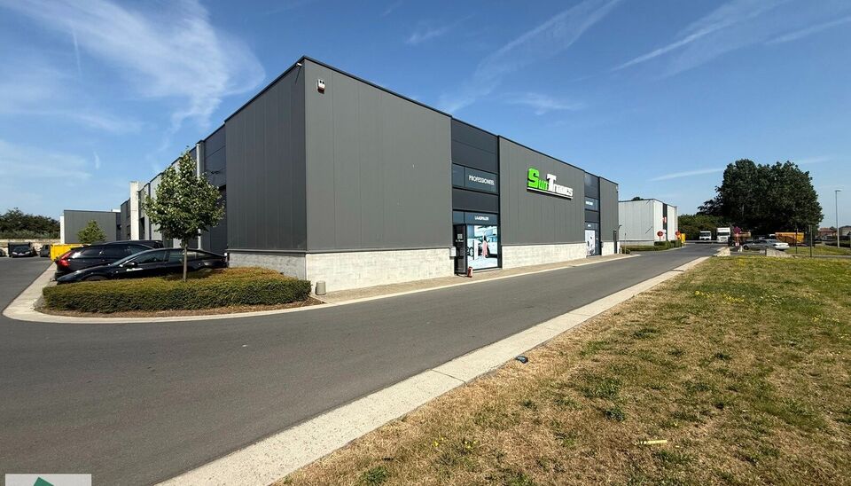 Bent u op zoek naar een functionele bedrijfsruimte met een combinatie van magazijn en kantoor op een strategische locatie? Dan is deze unit op bedrijvenpark Wielexco te Wielsbeke een interessante opportuniteit.
De bedrijfsruimte omvat 144 m&sup2; magazijnruim