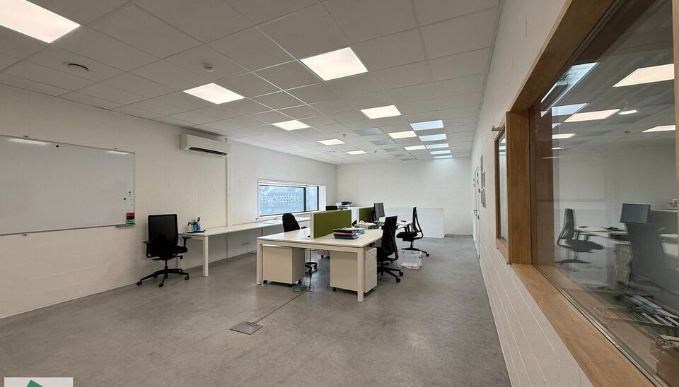 Bent u op zoek naar een functionele bedrijfsruimte met een combinatie van magazijn en kantoor op een strategische locatie? Dan is deze unit op bedrijvenpark Wielexco te Wielsbeke een interessante opportuniteit.
De bedrijfsruimte omvat 144 m&sup2; magazijnruim