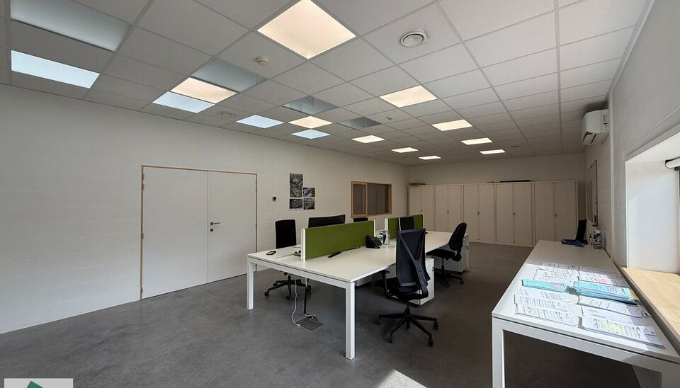 Bent u op zoek naar een functionele bedrijfsruimte met een combinatie van magazijn en kantoor op een strategische locatie? Dan is deze unit op bedrijvenpark Wielexco te Wielsbeke een interessante opportuniteit.
De bedrijfsruimte omvat 144 m&sup2; magazijnruim