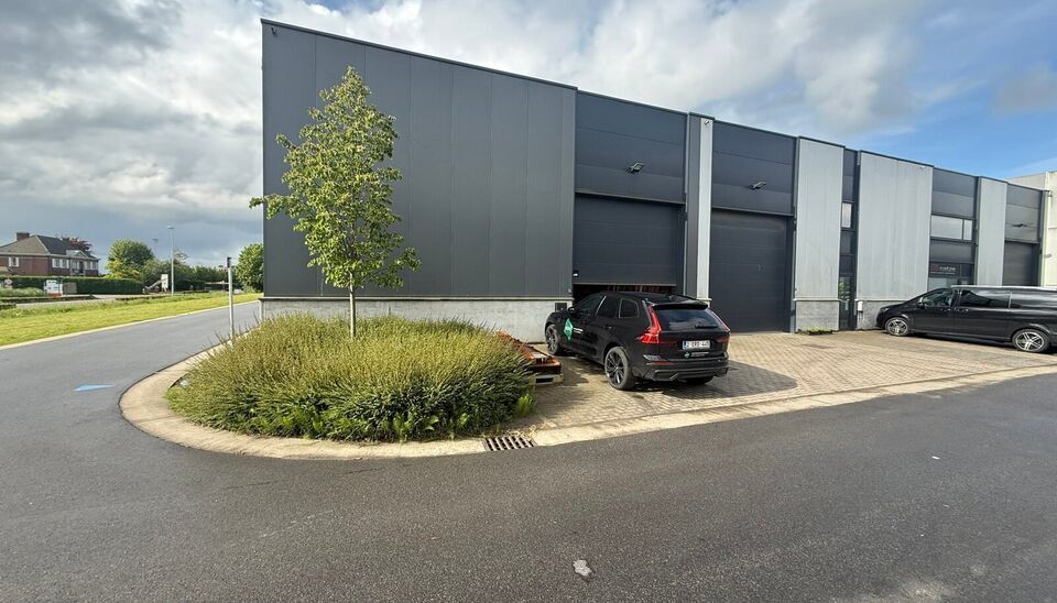 Bent u op zoek naar een functionele bedrijfsruimte met een combinatie van magazijn en kantoor op een strategische locatie? Dan is deze combinatie van 2 aangrenzende units in het bedrijvenpark Wielexco te Wielsbeke een interessante opportuniteit.
De bedrij