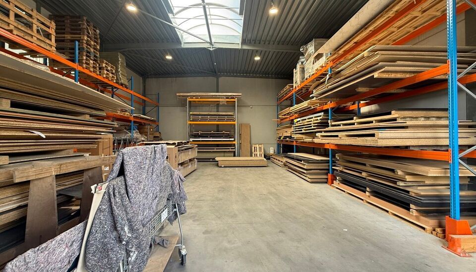 Bent u op zoek naar een functionele bedrijfsruimte met een combinatie van magazijn en kantoor op een strategische locatie? Dan is deze combinatie van 2 aangrenzende units in het bedrijvenpark Wielexco te Wielsbeke een interessante opportuniteit.
De bedrij