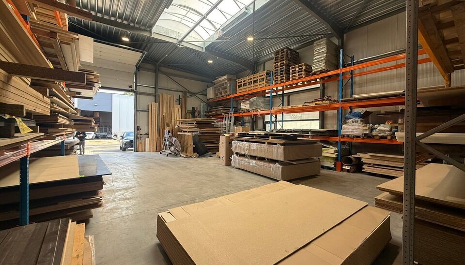 Bent u op zoek naar een functionele bedrijfsruimte met een combinatie van magazijn en kantoor op een strategische locatie? Dan is deze combinatie van 2 aangrenzende units in het bedrijvenpark Wielexco te Wielsbeke een interessante opportuniteit.
De bedrij