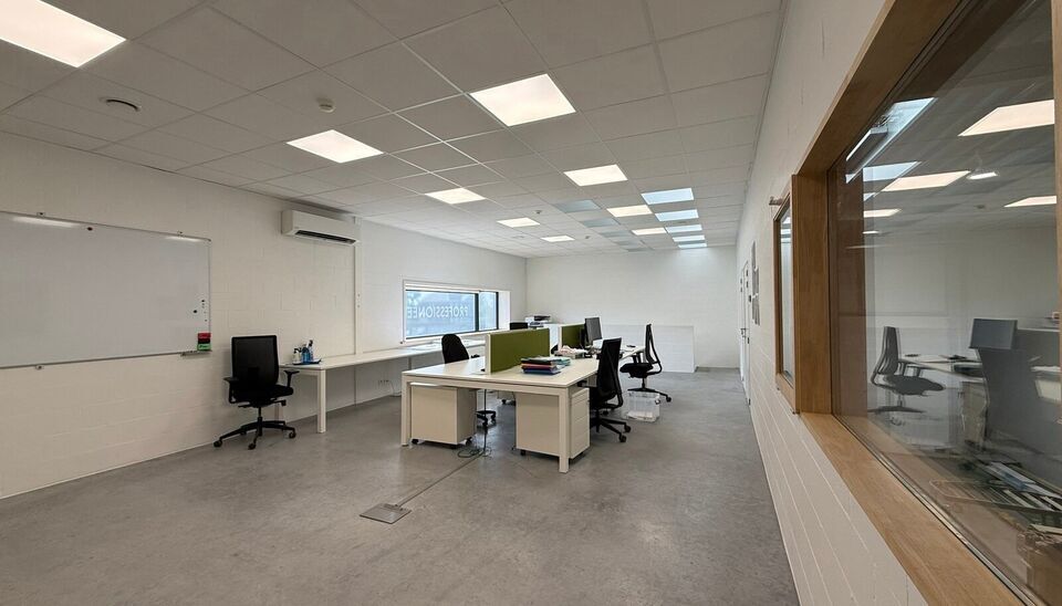 Bent u op zoek naar een functionele bedrijfsruimte met een combinatie van magazijn en kantoor op een strategische locatie? Dan is deze combinatie van 2 aangrenzende units in het bedrijvenpark Wielexco te Wielsbeke een interessante opportuniteit.
De bedrij