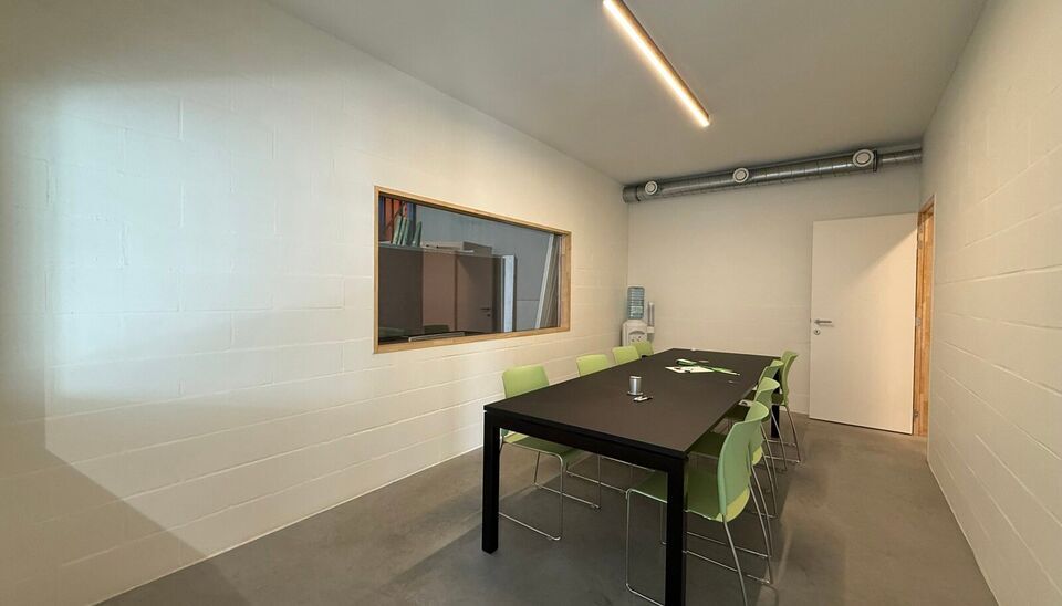 Bent u op zoek naar een functionele bedrijfsruimte met een combinatie van magazijn en kantoor op een strategische locatie? Dan is deze combinatie van 2 aangrenzende units in het bedrijvenpark Wielexco te Wielsbeke een interessante opportuniteit.
De bedrij