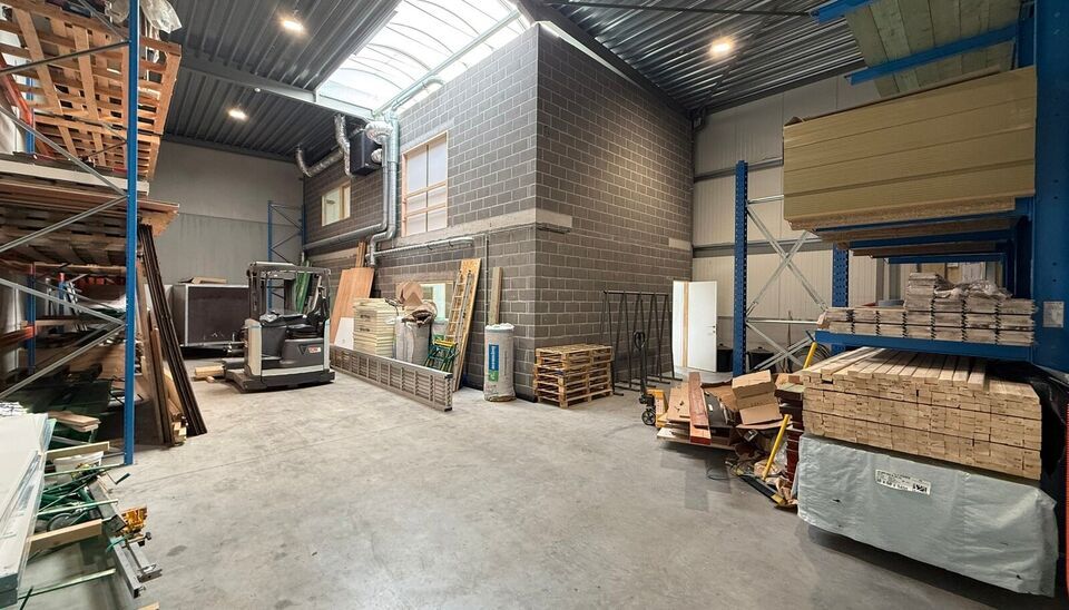 Bent u op zoek naar een functionele bedrijfsruimte met een combinatie van magazijn en kantoor op een strategische locatie? Dan is deze combinatie van 2 aangrenzende units in het bedrijvenpark Wielexco te Wielsbeke een interessante opportuniteit.
De bedrij