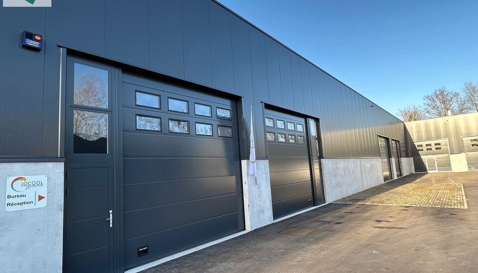 Nieuwbouw magazijn te koop van 135m&sup2; in bedrijvenpark "Denderparc" te Ath.
Deze KMO-units zijn strategisch gelegen langs de Chauss&eacute;e de Mons in Ath, een vlot bereikbare locatie voor zowel lokale ondernemers als bedrijven die actief zijn in de ruimere re