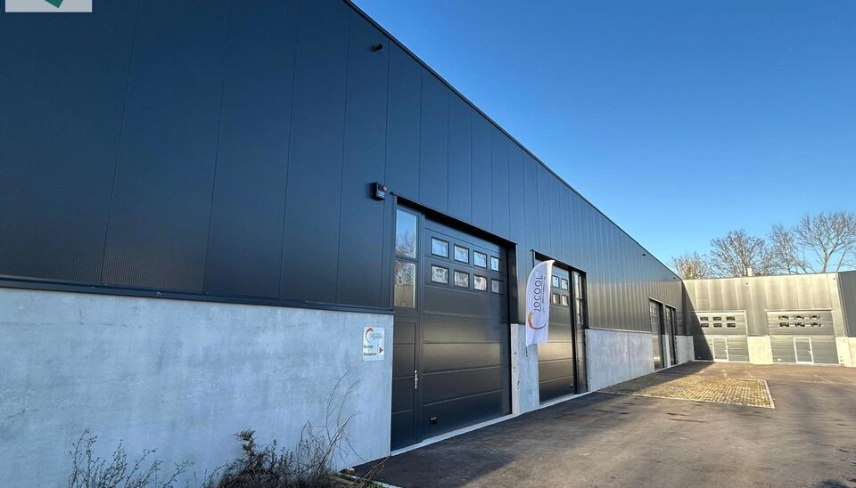 Nieuwbouw magazijn te koop van 135m&sup2; in bedrijvenpark "Denderparc" te Ath.
Deze KMO-units zijn strategisch gelegen langs de Chauss&eacute;e de Mons in Ath, een vlot bereikbare locatie voor zowel lokale ondernemers als bedrijven die actief zijn in de ruimere re