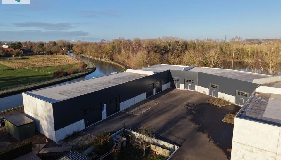 Nieuwbouw magazijn te koop van 150m&sup2; in bedrijvenpark "Denderparc" te Ath.
Deze KMO-units zijn strategisch gelegen langs de Chauss&eacute;e de Mons in Ath, een vlot bereikbare locatie voor zowel lokale ondernemers als bedrijven die actief zijn in de ruimere re