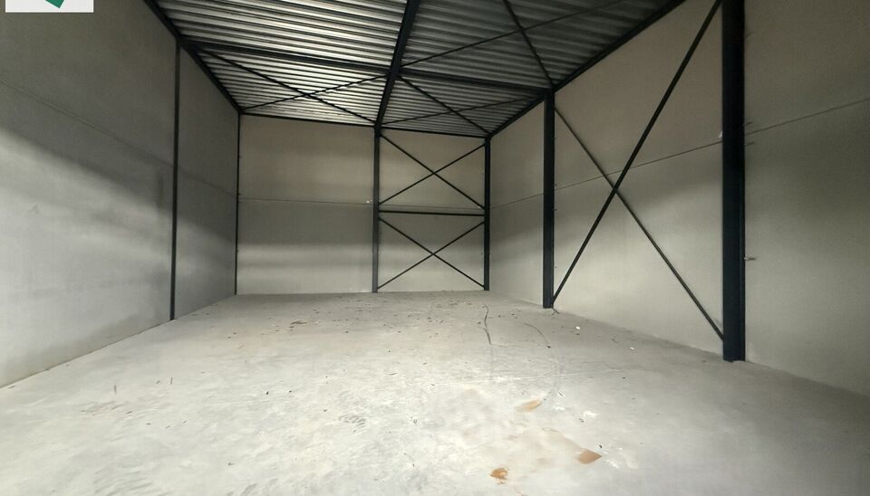 Nieuwbouw magazijn te koop van 150m&sup2; in bedrijvenpark "Denderparc" te Ath.
Deze KMO-units zijn strategisch gelegen langs de Chauss&eacute;e de Mons in Ath, een vlot bereikbare locatie voor zowel lokale ondernemers als bedrijven die actief zijn in de ruimere re