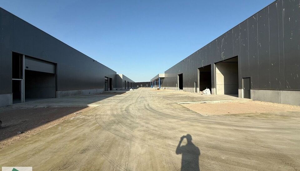 Langs de Pathoekeweg in Brugge verrijst binnenkort het KMO Park PORTIS, dit op de voormalige Philipssite. Met 49 afgewerkte KMO-Units, variërend van 199m² tot 1183m², verdeeld over nieuwbouw en vernieuwbouw bedrijfsgebouwen, biedt Portis een moderne en