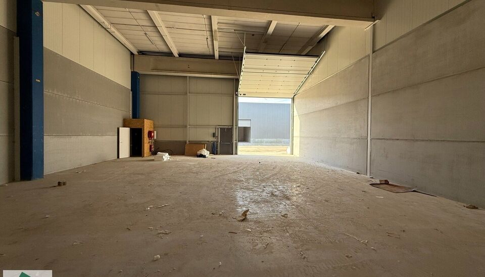 Langs de Pathoekeweg in Brugge verrijst binnenkort het KMO Park PORTIS, dit op de voormalige Philipssite. Met 49 afgewerkte KMO-Units, variërend van 199m² tot 1183m², verdeeld over nieuwbouw en vernieuwbouw bedrijfsgebouwen, biedt Portis een moderne en