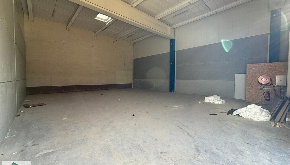 Langs de Pathoekeweg in Brugge verrijst binnenkort het KMO Park PORTIS, dit op de voormalige Philipssite. Met 49 afgewerkte KMO-Units, variërend van 199m² tot 1183m², verdeeld over nieuwbouw en vernieuwbouw bedrijfsgebouwen, biedt Portis een moderne en