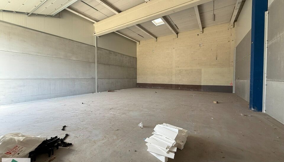Langs de Pathoekeweg in Brugge verrijst binnenkort het KMO Park PORTIS, dit op de voormalige Philipssite. Met 49 afgewerkte KMO-Units, variërend van 199m² tot 1183m², verdeeld over nieuwbouw en vernieuwbouw bedrijfsgebouwen, biedt Portis een moderne en