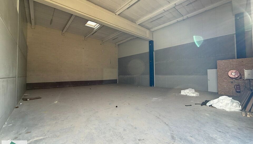 Langs de Pathoekeweg in Brugge verrijst binnenkort het KMO Park PORTIS, dit op de voormalige Philipssite. Met 49 afgewerkte KMO-Units, variërend van 199m² tot 1183m², verdeeld over nieuwbouw en vernieuwbouw bedrijfsgebouwen, biedt Portis een moderne en