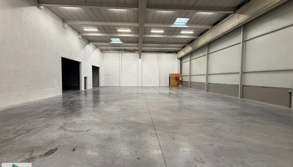 Langs de Pathoekeweg in Brugge verrijst binnenkort het KMO Park PORTIS, dit op de voormalige Philipssite. Met 49 afgewerkte KMO-Units, variërend van 210m² tot 823m², verdeeld over nieuwbouw en vernieuwbouw bedrijfsgebouwen, biedt Portis een moderne en 