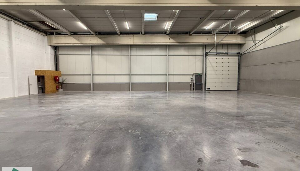 Langs de Pathoekeweg in Brugge verrijst binnenkort het KMO Park PORTIS, dit op de voormalige Philipssite. Met 49 afgewerkte KMO-Units, variërend van 210m² tot 823m², verdeeld over nieuwbouw en vernieuwbouw bedrijfsgebouwen, biedt Portis een moderne en 