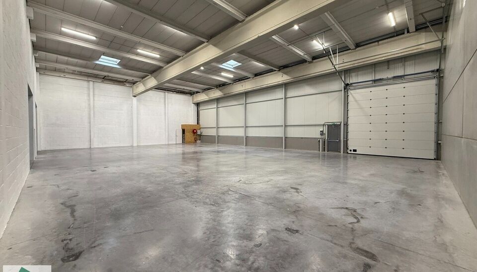 Langs de Pathoekeweg in Brugge verrijst binnenkort het KMO Park PORTIS, dit op de voormalige Philipssite. Met 49 afgewerkte KMO-Units, variërend van 210m² tot 823m², verdeeld over nieuwbouw en vernieuwbouw bedrijfsgebouwen, biedt Portis een moderne en 