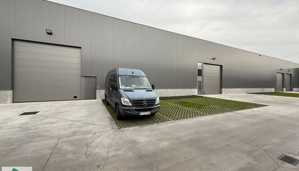 Langs de Pathoekeweg in Brugge verrijst binnenkort het KMO Park PORTIS, dit op de voormalige Philipssite. Met 49 afgewerkte KMO-Units, variërend van 210m² tot 823m², verdeeld over nieuwbouw en vernieuwbouw bedrijfsgebouwen, biedt Portis een moderne en 