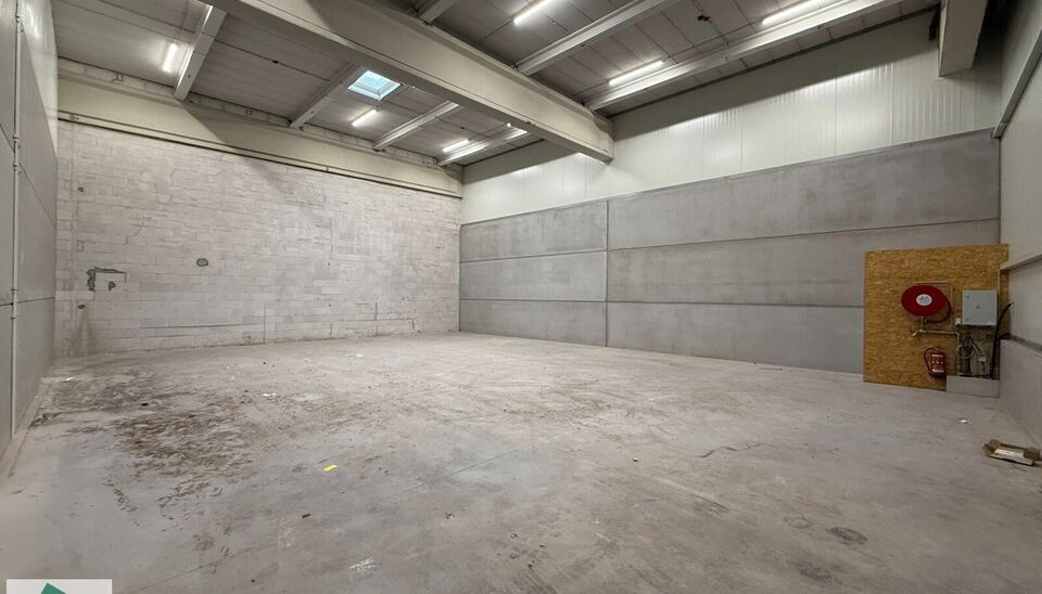 Langs de Pathoekeweg in Brugge verrijst binnenkort het KMO Park PORTIS, dit op de voormalige Philipssite. Met 49 afgewerkte KMO-Units, variërend van 210m² tot 823m², verdeeld over nieuwbouw en vernieuwbouw bedrijfsgebouwen, biedt Portis een moderne en 