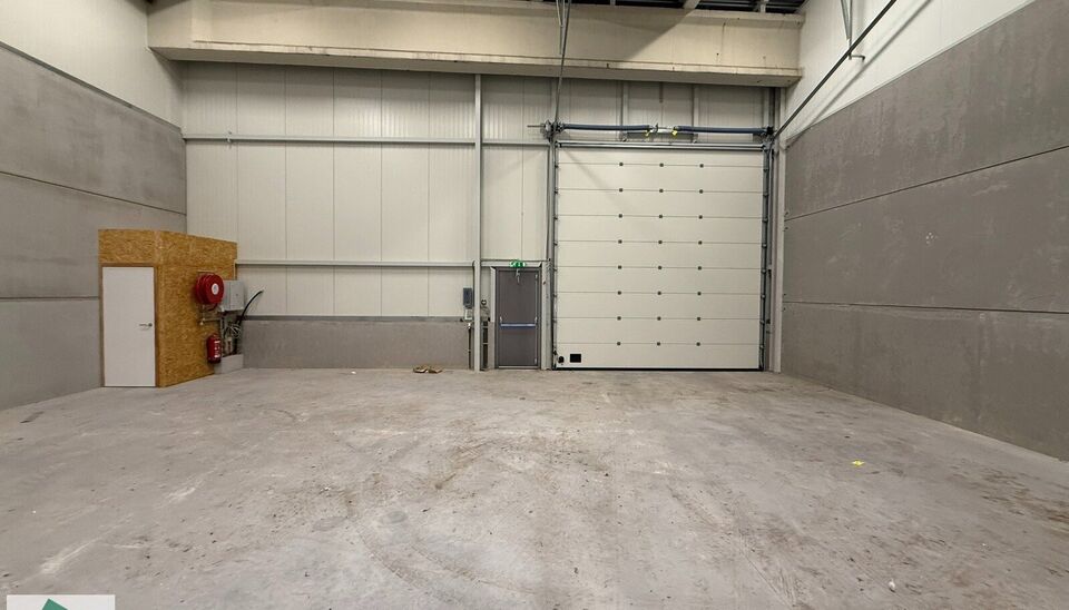 Langs de Pathoekeweg in Brugge verrijst binnenkort het KMO Park PORTIS, dit op de voormalige Philipssite. Met 49 afgewerkte KMO-Units, variërend van 210m² tot 823m², verdeeld over nieuwbouw en vernieuwbouw bedrijfsgebouwen, biedt Portis een moderne en 