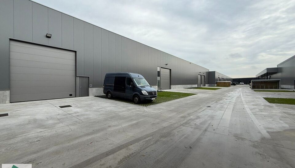 Langs de Pathoekeweg in Brugge verrijst binnenkort het KMO Park PORTIS, dit op de voormalige Philipssite. Met 49 afgewerkte KMO-Units, variërend van 210m² tot 823m², verdeeld over nieuwbouw en vernieuwbouw bedrijfsgebouwen, biedt Portis een moderne en 