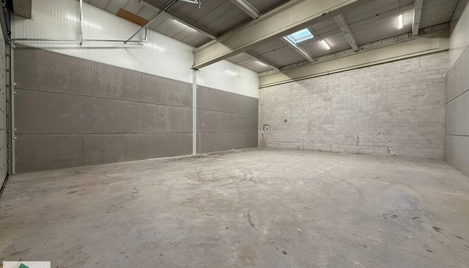 Langs de Pathoekeweg in Brugge verrijst binnenkort het KMO Park PORTIS, dit op de voormalige Philipssite. Met 49 afgewerkte KMO-Units, variërend van 210m² tot 823m², verdeeld over nieuwbouw en vernieuwbouw bedrijfsgebouwen, biedt Portis een moderne en 