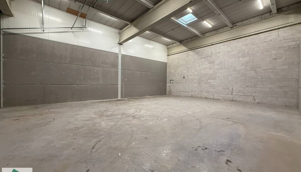 Langs de Pathoekeweg in Brugge verrijst binnenkort het KMO Park PORTIS, dit op de voormalige Philipssite. Met 49 afgewerkte KMO-Units, variërend van 210m² tot 823m², verdeeld over nieuwbouw en vernieuwbouw bedrijfsgebouwen, biedt Portis een moderne en 