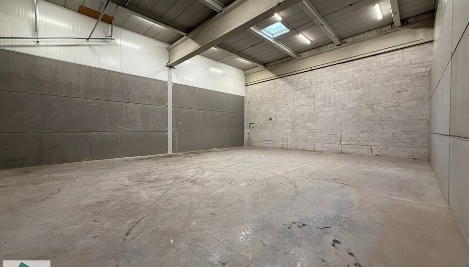 Langs de Pathoekeweg in Brugge verrijst binnenkort het KMO Park PORTIS, dit op de voormalige Philipssite. Met 49 afgewerkte KMO-Units, variërend van 210m² tot 823m², verdeeld over nieuwbouw en vernieuwbouw bedrijfsgebouwen, biedt Portis een moderne en 