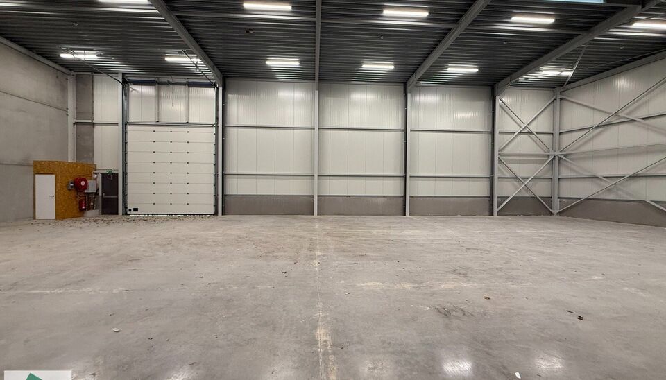 Langs de Pathoekeweg in Brugge verrijst binnenkort het KMO Park PORTIS, dit op de voormalige Philipssite. Met 49 afgewerkte KMO-Units, variërend van 210m² tot 823m², verdeeld over nieuwbouw en vernieuwbouw bedrijfsgebouwen, biedt Portis een moderne en 