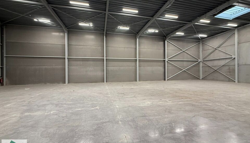 Langs de Pathoekeweg in Brugge verrijst binnenkort het KMO Park PORTIS, dit op de voormalige Philipssite. Met 49 afgewerkte KMO-Units, variërend van 210m² tot 823m², verdeeld over nieuwbouw en vernieuwbouw bedrijfsgebouwen, biedt Portis een moderne en 