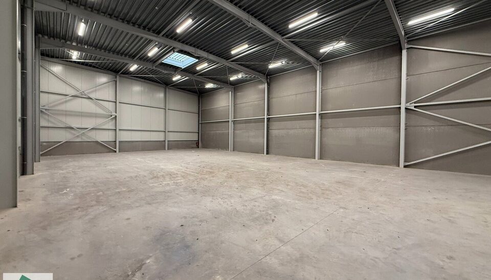Langs de Pathoekeweg in Brugge verrijst binnenkort het KMO Park PORTIS, dit op de voormalige Philipssite. Met 49 afgewerkte KMO-Units, variërend van 210m² tot 823m², verdeeld over nieuwbouw en vernieuwbouw bedrijfsgebouwen, biedt Portis een moderne en 