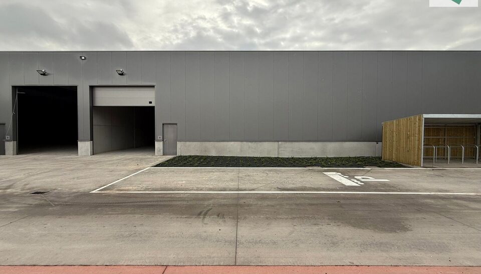 Langs de Pathoekeweg in Brugge verrijst binnenkort het KMO Park PORTIS, dit op de voormalige Philipssite. Met 49 afgewerkte KMO-Units, variërend van 210m² tot 823m², verdeeld over nieuwbouw en vernieuwbouw bedrijfsgebouwen, biedt Portis een moderne en 