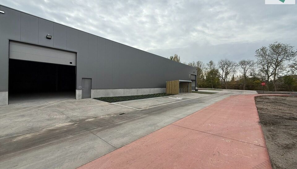 Langs de Pathoekeweg in Brugge verrijst binnenkort het KMO Park PORTIS, dit op de voormalige Philipssite. Met 49 afgewerkte KMO-Units, variërend van 210m² tot 823m², verdeeld over nieuwbouw en vernieuwbouw bedrijfsgebouwen, biedt Portis een moderne en 